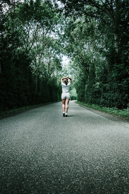 Femme retrouvant son énergie naturelle en marchant dans la nature - Méthode NATIREL