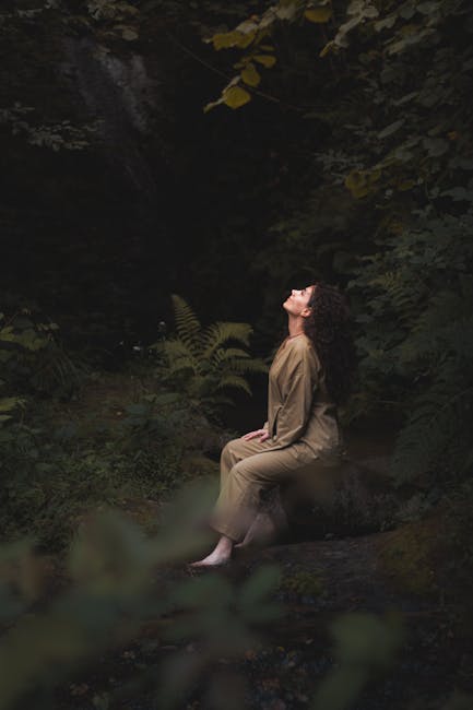 Femme pratiquant la méditation et respiration dans la nature pour la longévité