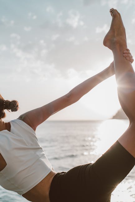 Femme pratiquant le yoga et la respiration anti-âge au bord de l'océan