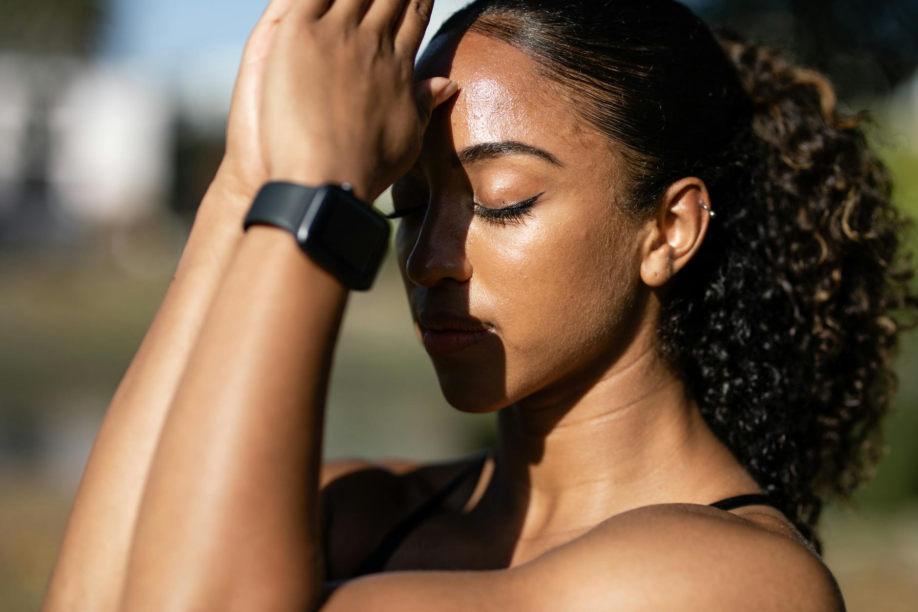 Femme de 35 ans pratiquant des techniques de respiration contre le stress et la fatigue